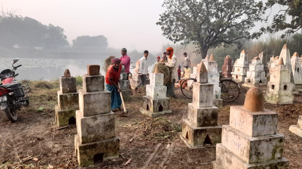 लोग मिलकर छठ पूजा की तैयारी करते हैं